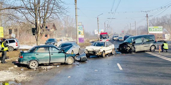 На Івано-Франківщині зіткнулися 4 авто. У результаті ДТП 2 людини загинули, ще 1 - скалічилася