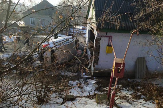 На Днепропетровщине Nissan Tiida снес стену частного дома. Пострадали 5 человек