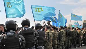 Беркут и российские военные пытаются оттеснить активистов во время акций против оккупации Крыма