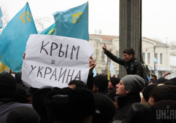 Митингующие 26-го февраля 2014 не дают российским захватчикам занять здание Верховной Рады АРК