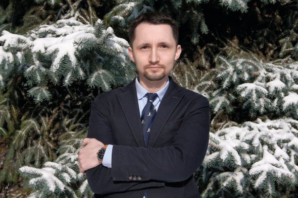 Провідний спеціаліст клініки ”Міжнародний центр нейрохірургії” Ігор Курілець (на фото) з американськими нейрохірургами беруться за найскладніших хворих в Україні. Співпрацюють за чотирма напрямками – хірургії деформацій хребта, пухлин головного мозку, епілепсії та дитячої нейрохірургії