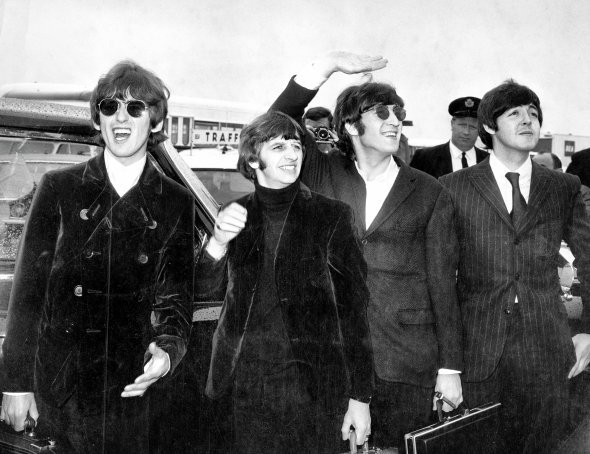 Музиканти гурту The Beatles Джордж Гаррісон (крайній ліворуч), Рінґо Старр, Джон Леннон і Пол Маккартні прибули в аеропорт Бостона 12 серпня 1966 року. Це був останній тур британців Сполученими Штатами Америки