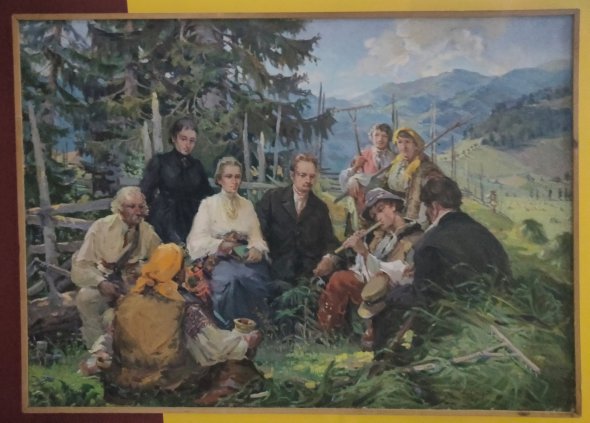 Типова картина халтурного соцреалізму - "Іван Франко, Леся Українка, Ольга Кобилянська слухають гуцульські мелодії" з музею Франка у Львові. Показують на проєкті "Леся Українка: 150 імен" в київському Українському домі.