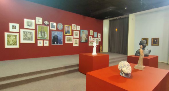 Твори мистецтва художників різних часів, які зображають Лесю Українку, зібрали в залі "Образ".  Показують в проєкті "Леся Українка: 150 імен" в київському Українському домі
