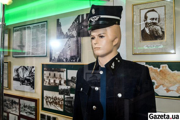 Униформа польского железнодорожника нач.XX в. На петлице и фуражке (шапке-рогатувке) вышито крылатое колесо Фортуны