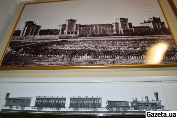 Фото першого львівського вокзалу та перший потяг Jaroslav, який прибув до Львова. А також вагони-каретники