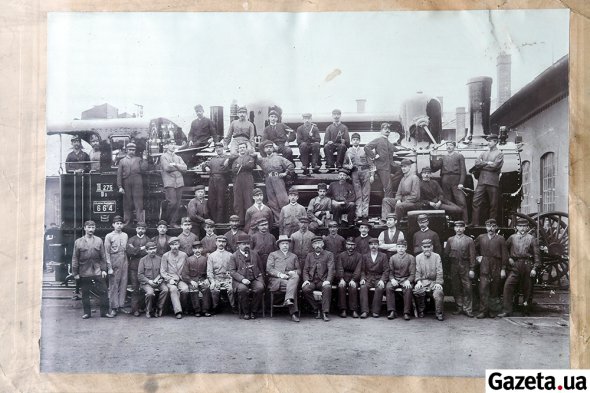 Фото львівських залізничників із паротягом kkStB-170 (1890-1895 роки)