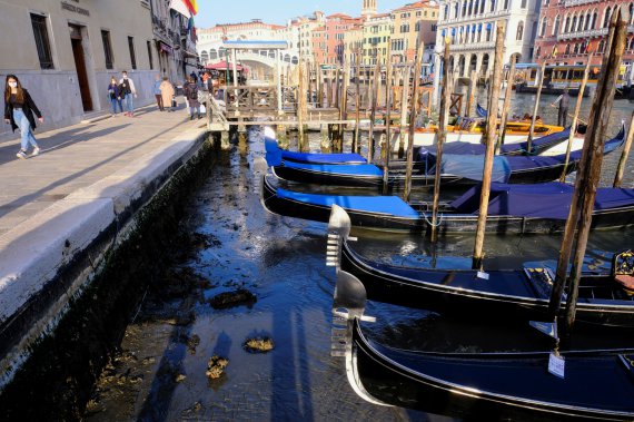 В Венеции сильно упал уровень воды в каналах
