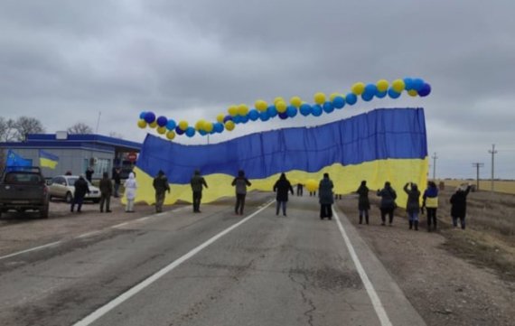 У бік Криму запустили український прапор із посланнями. Фото: КРИМ.РЕАЛІЇ