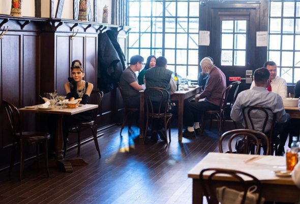 Копію воскової фігури Одрі Гепберн в образі героїні фільму "Сніданок у "Тіффані" всадовили у стейк-хаусі Пітера Люгера в Нью-Йорку, аби відвідувачі не забували про соціальну дистанцію, якої рекомендують дотримуватися. Фірмовий бургер тут коштує 18,95 дол., а стейк на двох із витриманої яловичини - 114,90 дол.