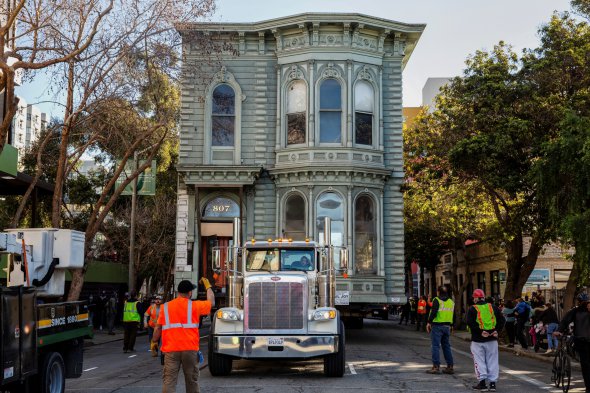 139-летний викторианский дом едет по проспекту Голден Гейт в Сан-Франциско, США, в новое место, поскольку прежний участок пойдет под застройку. 21 февраля 2021 года
