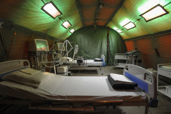 У райцентрі Богородчани на Івано-Франківщині розгорнули мобільний госпіталь на 120 пацієнтів. У наметах 24 градуси тепла. Обігріваються дизельними генераторами, — говорить селищний голова — Ростислав Заремба, 48 років. — Підведена вода й електрика. Біля кожного ортопедичного ліжка є кисневий концентратор, системи моніторингу стану пацієнта. Є все для ін'єкцій та крапельниць