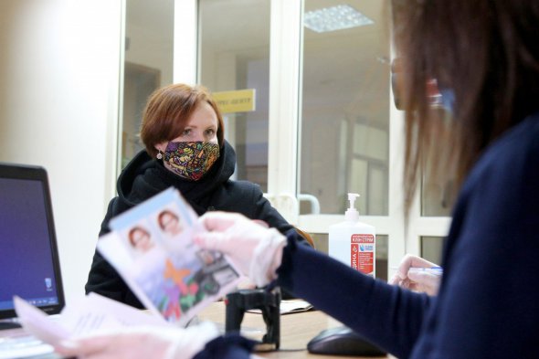 Дитяча кардіохірург, лікарка-волонтерка Юлія Кузьменко 24 лютого 2021 року подає до Центральної виборчої комісії документи на реєстрацію її кандидатом у народні депутати