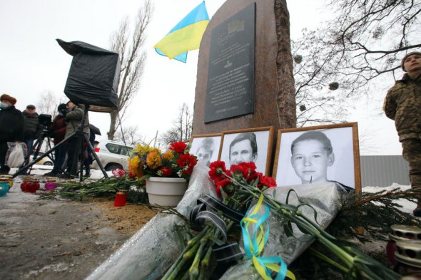 22 февраля 2021-го харьковчане возложили цветы к портретам погибших во время терракта возле Дворца спорта 6 лет назад активистов Евромайдана