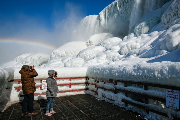 Туристи фотографують замерзлий Наігарський водоспад