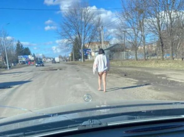 В соцсетях обсуждают фото полуобнаженной незнакомки, которую заметили посреди дороги на Закарпатье
