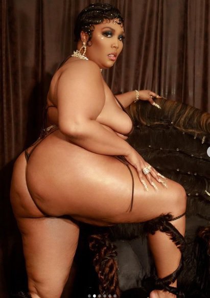 Американська реперка Lizzo регулярно тішить своїх шанувальників пікантними світлинами