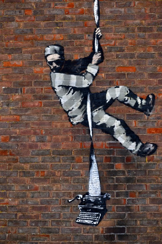 На стене бывшей тюрьмы в городе Рединг на юге Великобритании появилось граффити, которое эксперты приписывают известному художнику Бэнкси
