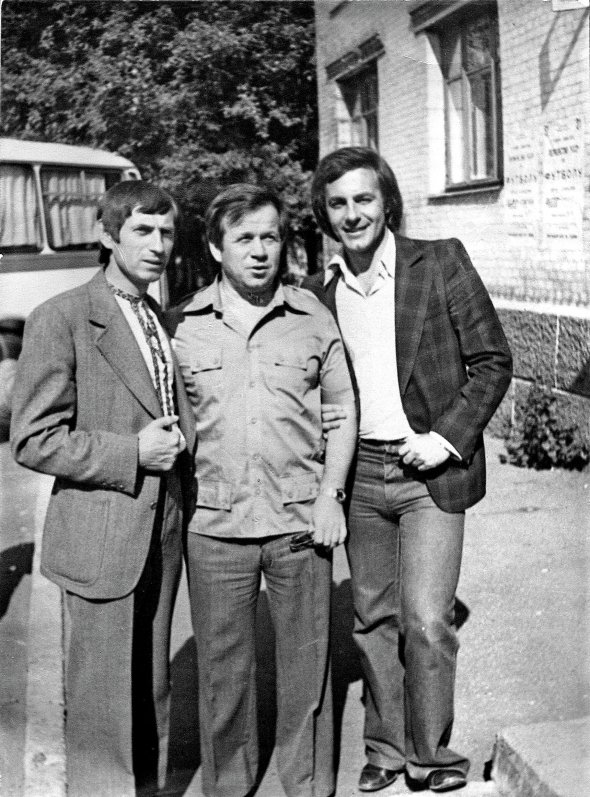 Письменник Євген Дудар (ліворуч) стоїть зі співаками Юрієм Богатіковим і Василем Зінкевичем у Донецьку. 1980 року приїхали сюди на фестиваль культури ”Донецькі самоцвіти”
