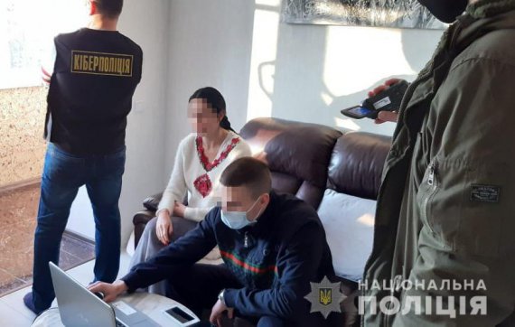 Во Львове разоблачили 27-летнюю женщину, которая распространяла в сети порнографические фото и видео