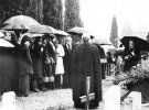 Чарлі Чаплін помер 25 грудня 1977 року у віці 88 років.  Церемонія прощання на кладовищі в Корс’є-сюр-Веве,  в Швейцарії.