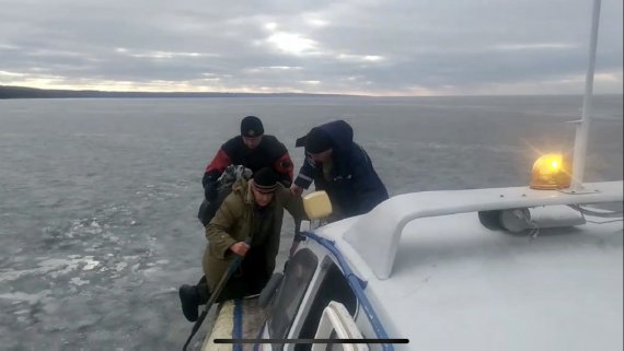 С льда спасатели сняли трех рыбаков