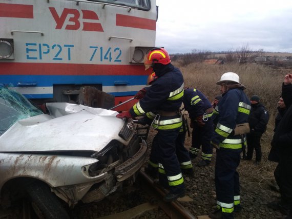 На Донеччині сталася аварія влетів під пасажирський приміський поїзд.  У результаті аварії 56-річний водій загинув. Його пасажир – у лікарні