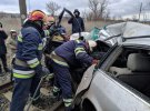 На Донеччині сталася аварія влетів під пасажирський приміський поїзд.  У результаті аварії 56-річний водій загинув. Його пасажир – у лікарні