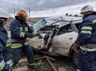 На Донеччині сталася аварія влетів під пасажирський приміський поїзд. У результаті аварії 56-річний водій загинув. Його пасажир – у лікарні