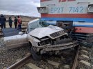 На Донеччині сталася аварія влетів під пасажирський приміський поїзд.  У результаті аварії 56-річний водій загинув. Його пасажир – у лікарні