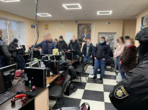 На Дніпропетровщині викрили шахрайський call-центр, працівники якого обкрадали картки українців