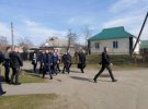 Лично поздравить людей с выходом из обсервации в Новые Санжары приехал президент Владимир Зеленский