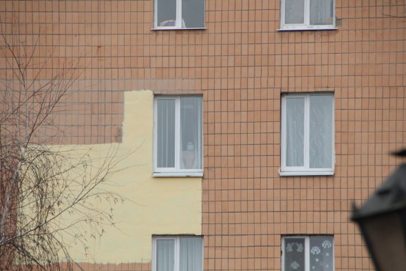 Две недели люди находились в изоляции - при отсутствии балкона в комнатах видели внешний мир только через окно