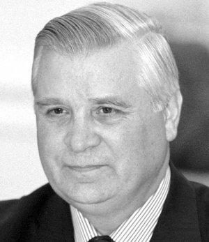 Анатолій Зленко двічі очолював Міністерство закордонних справ — 1990-го та 2000 року. З дру­жи­ною виховав двох доньок