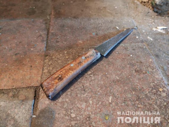 В Северодонецке 29-летний мужчина ударил несколько раз ножом в грудь полицейского. Раненый в больнице. Нападавшего задержали