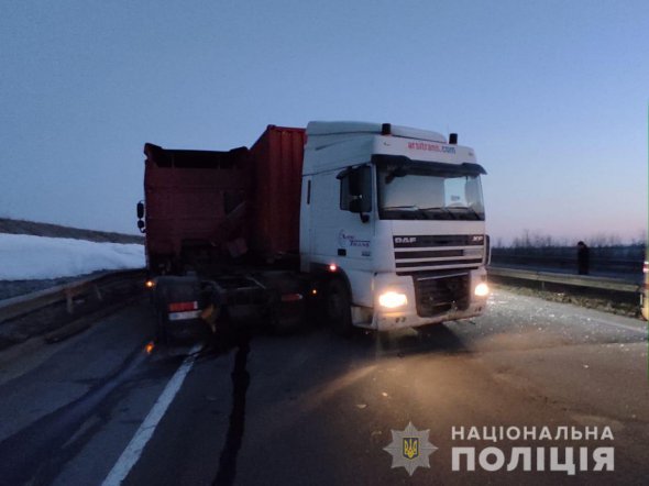 Водій однієї з вантажівок влетів у іншу, яка була припаркована на узбіччі