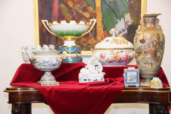 На ексклюзивній екскурсії в Полтавському художньому музеї імені Миколи Ярошенка показали порцеляну XVIII-XIX  століть з музейних фондів 