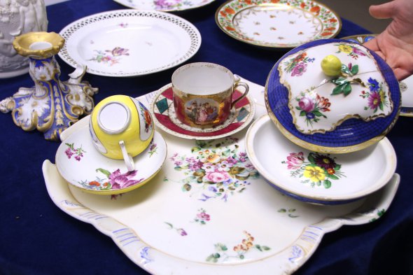 Фарфоровые изделия: блюдо из мануфактуры Миклашевского, чашка с блюдцем в технике декалькомании из Венской мануфактуры, посуда из мануфактуры Мейсена