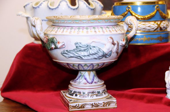 Неапольська порцелянова ваза з об'ємним декором