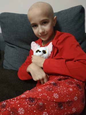 9-летняя Надежда Самойленко из Знаменки Кировоградской области лечит саркому Юинга.  На лечение, операцию и реабилитацию требуется около $250 тыс.