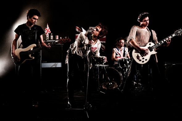 Уже известны исполнители главных ролей мини-сериала о панк-рок группу Sex Pistols. (Слева направо) Кристиан Лиас сыграет басиста Гленна Мэтлока, Энсон Бун - вокалиста Джона Лайдона, гитариста Стива Джонса воплотит Тоби Уоллес. Джейкоб Слейтер (сзади) получил роль ударника Пола Кука.