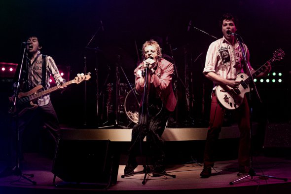 Вже відомі виконавці головних ролей міні-серіалу про панк-рок групу Sex Pistols. (Зліва направо) Крістіан Ліас зіграє басиста Глена Метлока, Енсон Бун - вокаліста Джона Лайдона, гітариста Стіва Джонса втілить Тобі Уоллес.
