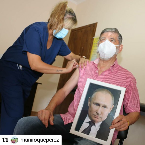 Мэр аргентинского города Роке Перес Хуан Карлос Чинчу Гаспарини привился от коронавируса с портретом Путина в руках
