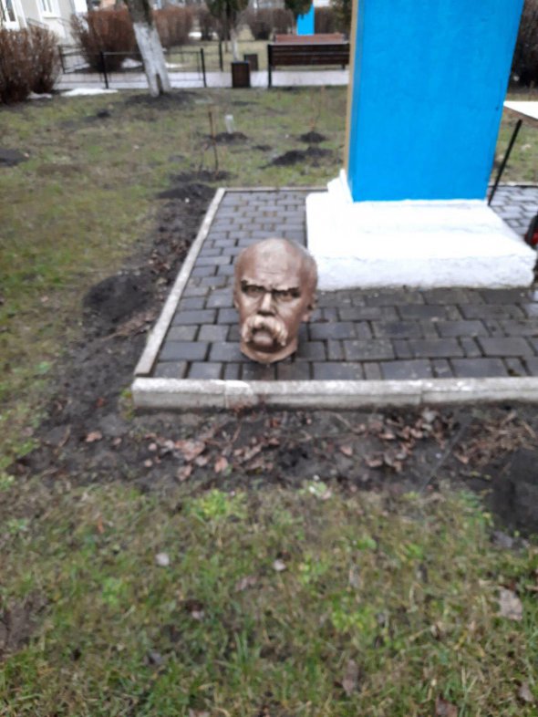 На Івано-Франківщині знищили пам'ятник Шевченку