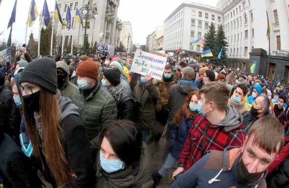 Кілька тисяч людей вийшли на мітинг у Києві 27 лютого. Біля офісів президента та генерального прокурора вимагали звільнити з-під варти проукраїнського активіста і блогера Сергія Стерненка. Закликали владу реформувати судову систему