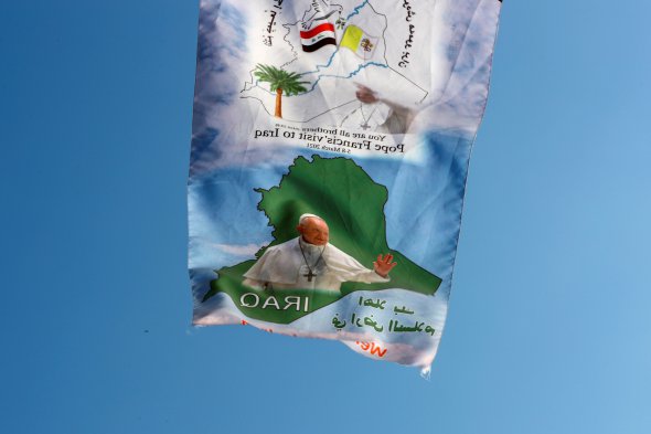Баннер с изображением Папы Франциска в Халдейском соборе "Святого Иосифа" в Багдаде, Ирак, 6 марта 2021 г. 
