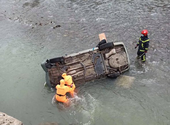 Автомобіль злетів у гірську річку, бо водій не впорався з керуванням