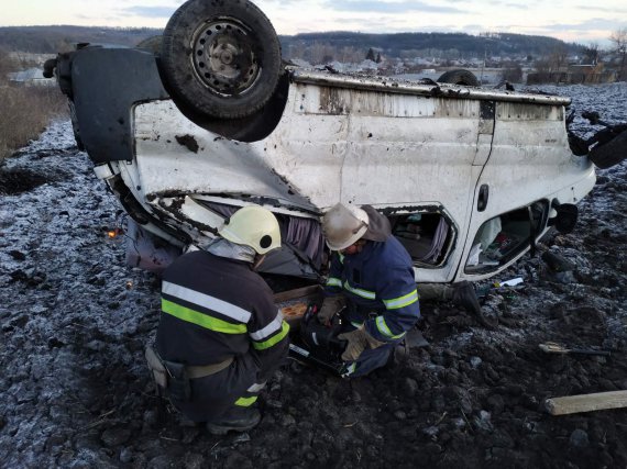 На Харьковщине перевернулся микроавтобус Renault Trafic. Один пассажир погиб. Еще 8 вместе с водителем - в больнице