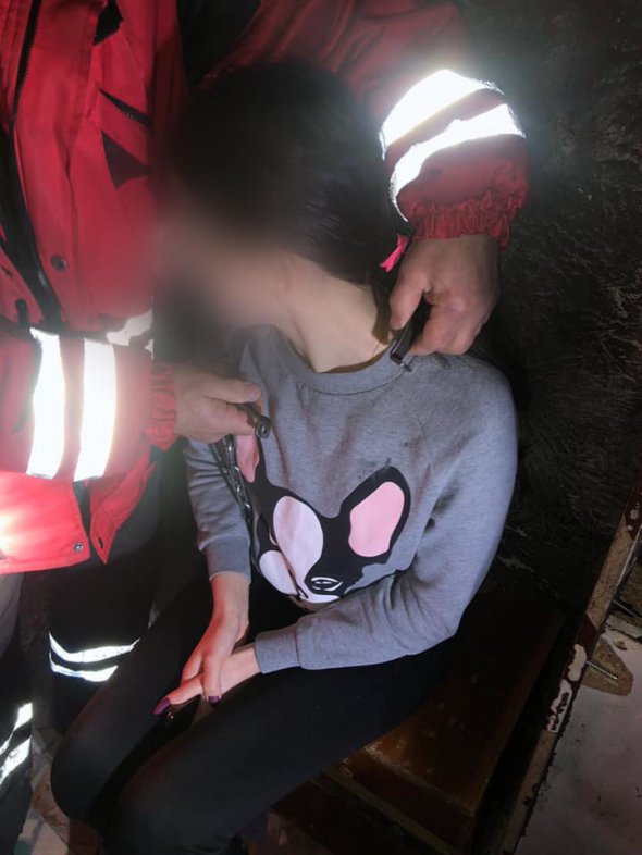 Спасатели срезали ошейник с девушки