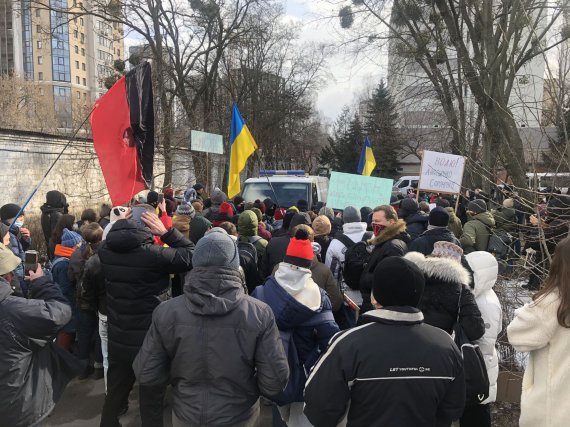 9 марта в Шевченковском райсуде Киева должно было состояться заседание по делу об убийстве журналиста Павла Шеремета. Его отменили, у здания суда произошла стычка